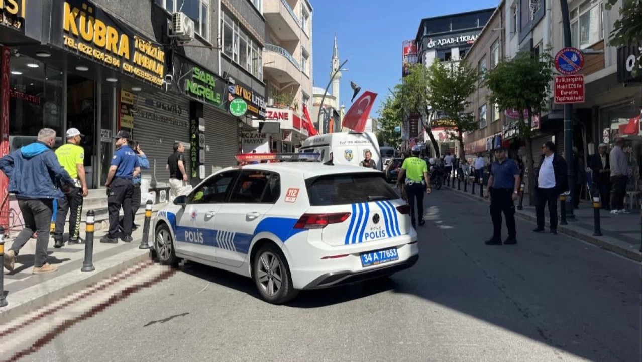 Fenalaşıp yola yığılan adamın üzerinden araç geçti