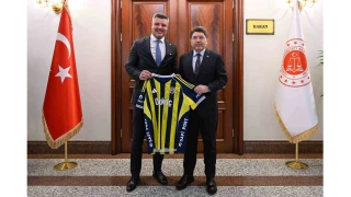 Fenerbahçe'den Adalet Bakanı'na Mert Hakan Yandaş imzalı forma