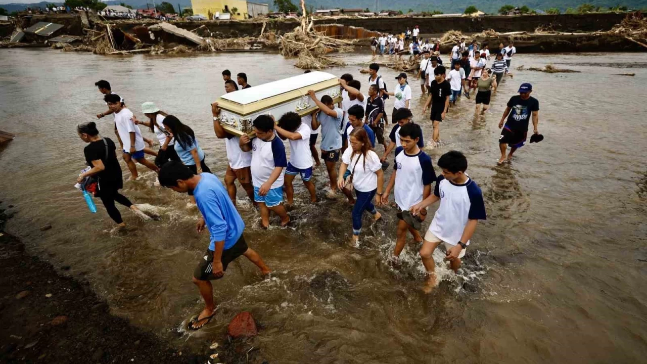 Filipinler'i vuran tropik fırtınada can kaybı 145'e yükseldi