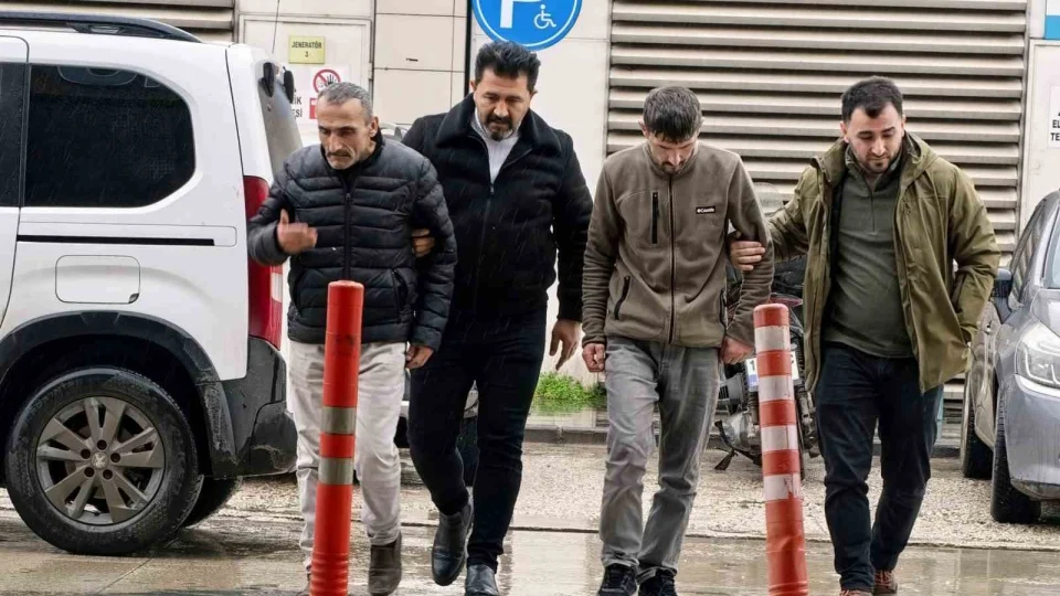 F�r�a sap�yla deh�et : Arkada�lar�n� a��r yaralad�lar