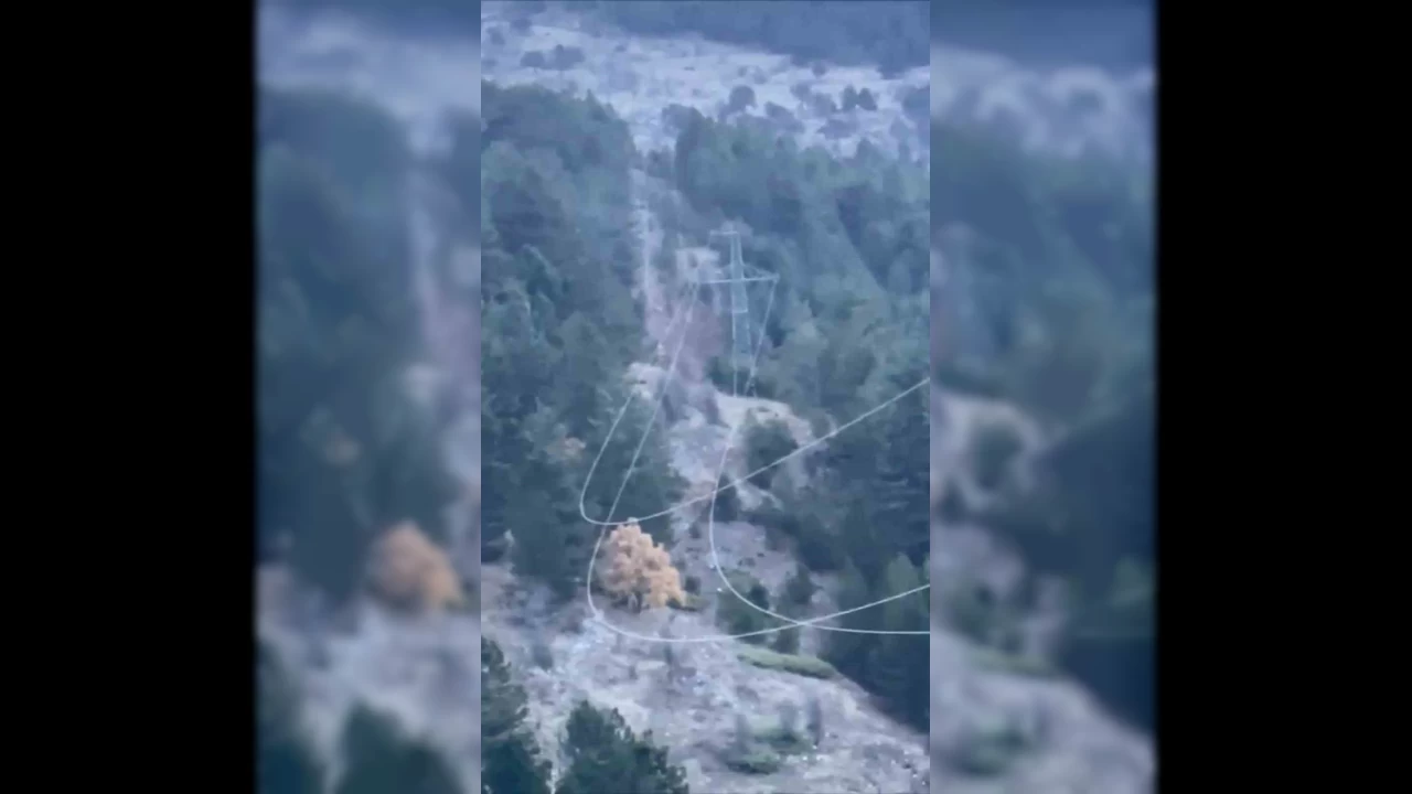 F�rt�nada y�ksek gerilim hatt� telleri be�ik gibi salland�