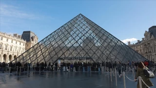 Fransa'da Louvre Mzesi'nden tarihi mcevherler alnd