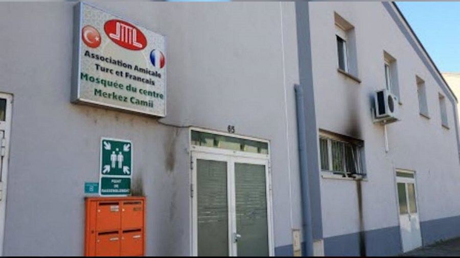 Fransa'da T�rk camilerine sald�r� protesto edildi