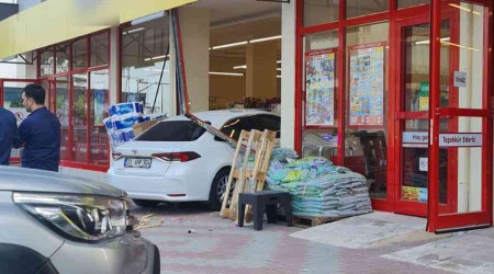 Fren yerine gaza basınca markete girdi