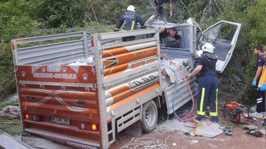 Freni boşalan kamyonet 2 kişiyi canından etti