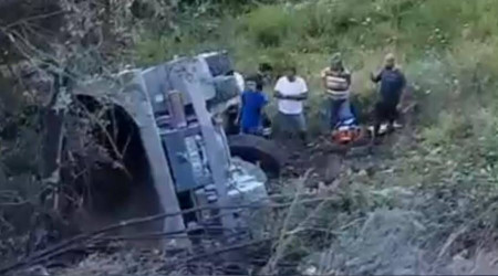 Freni patlayan kamyon uçuruma devrildi