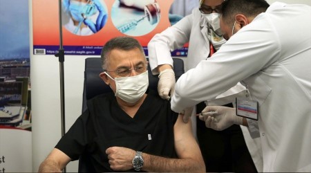 Fuat Oktay Kovid-19 aşısı yaptırdı