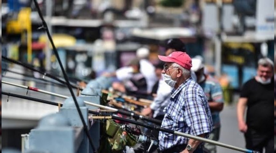 Galata Köprüsünde korona virüse olta attılar