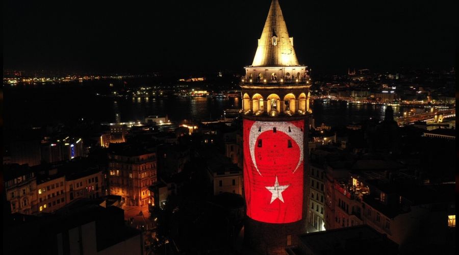 Galata Kulesi 19 May�s'a �zel g�rsellerle ���kland�r�ld� 