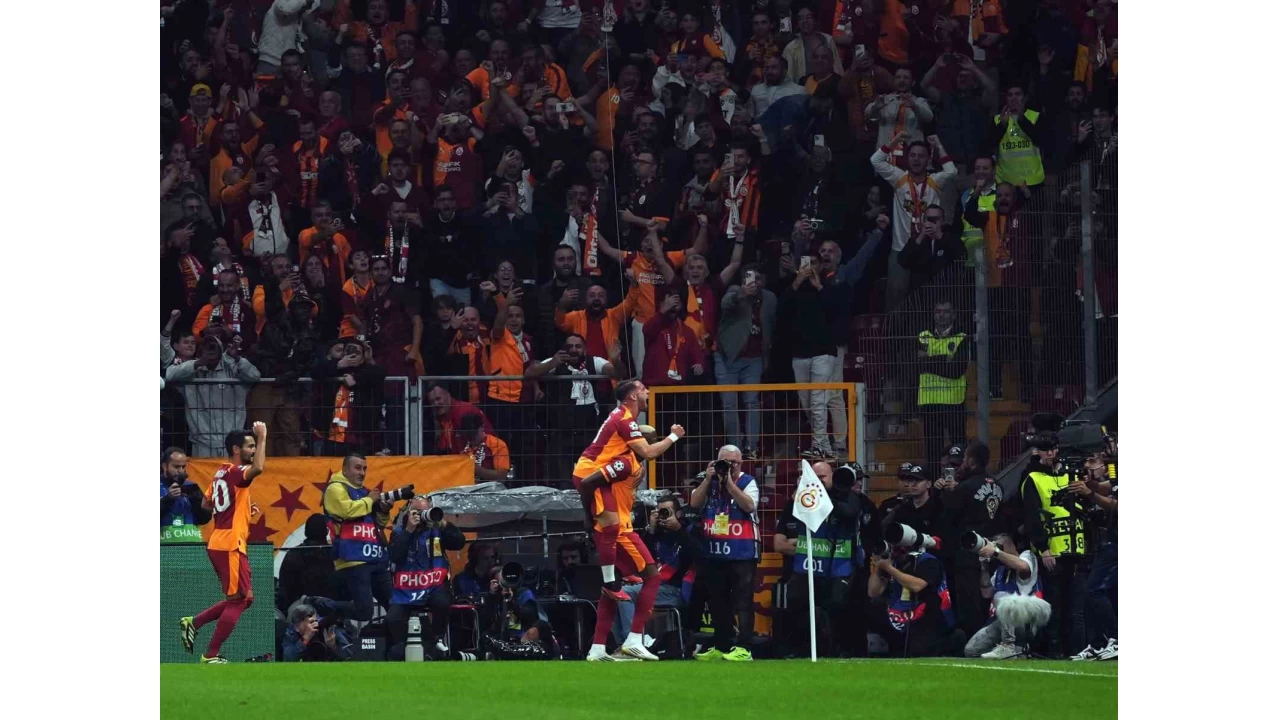 Galatasaray - Liverpool man 51 bin 160 taraftar izledi