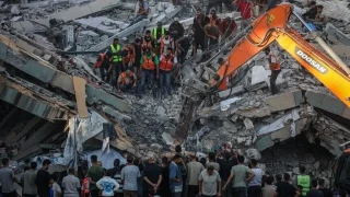Gazze Şeridi'nde İsrail saldırılarında hasar gören 6 katlı bir binanın çökmesi sonucu 5'i çocuk 11 Filistinli hayatını kaybetti, 14 kişi yaralandı