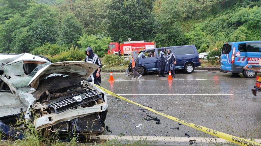 Giresun'da kar�� �eride ge�en otomobil minib�sle �arp��t�: 1 �l�, 10 yaral�