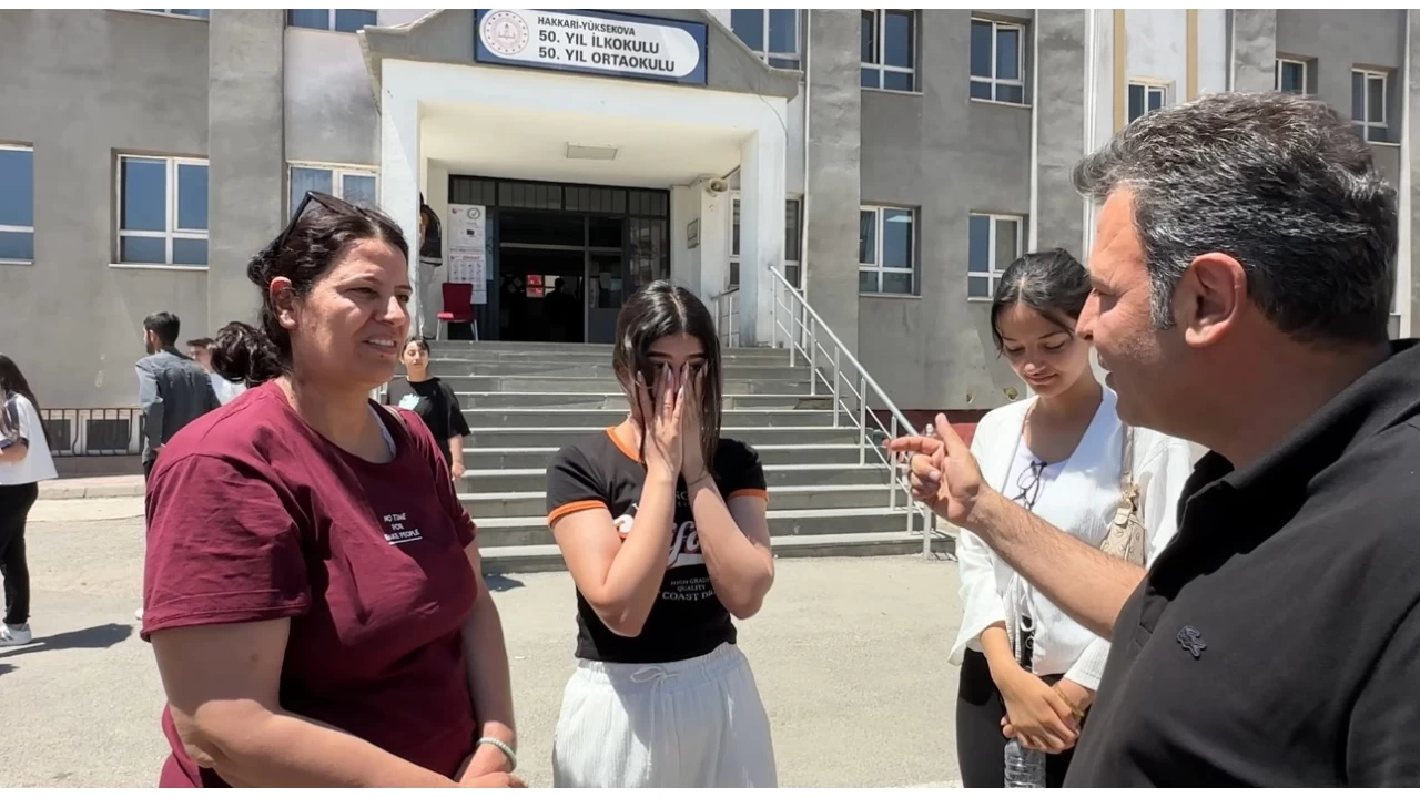 Gözyaşlarına boğulan genç kızı annesi teselli etti