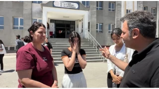 Gözyaşlarına boğulan genç kızı annesi teselli etti