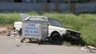Hacizli ve aramalı otomobili çöpe attılar