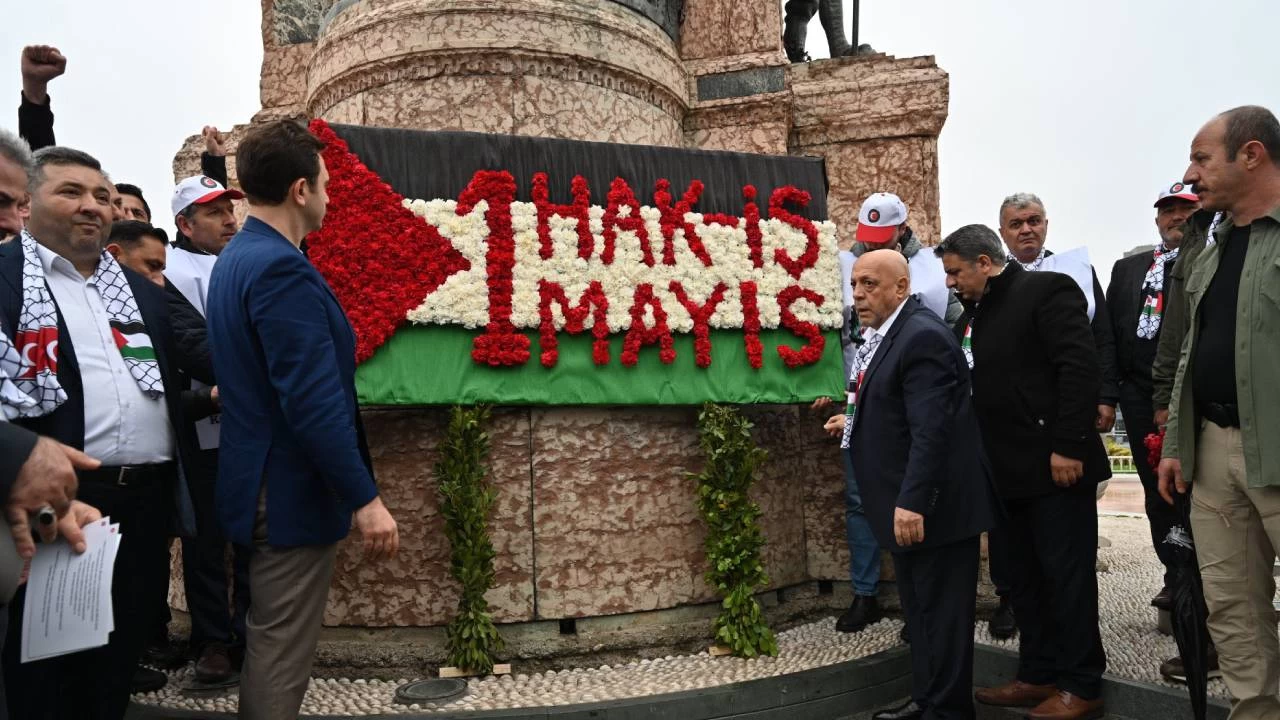 Hak-İş 1 Mayıs'ta Taksim Cumhuriyet Anıtı'na Filistin bayraklı çelenk bıraktı