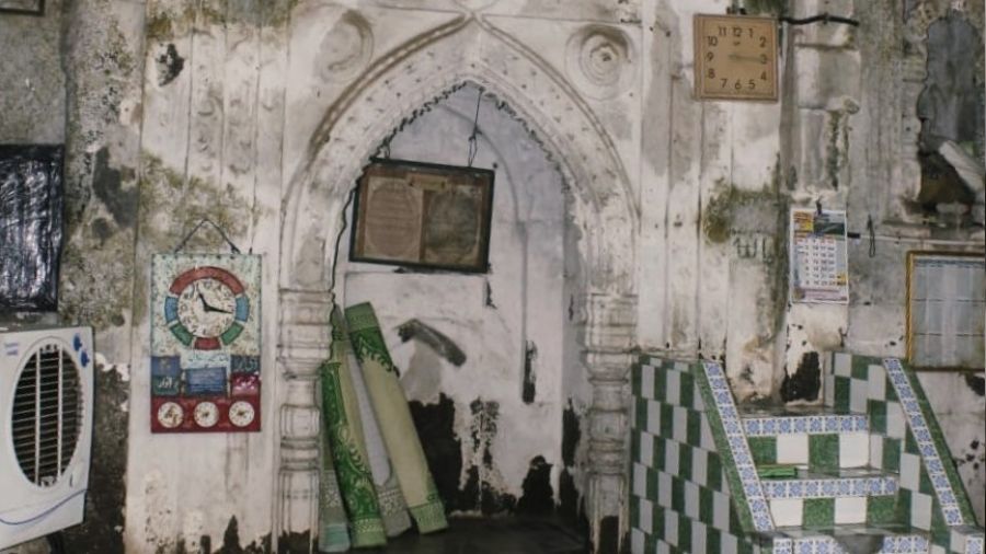 Hakim camiye girişi yasakladı, ortalık karıştı