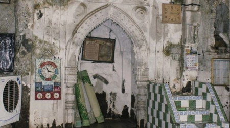 Hakim camiye girişi yasakladı, ortalık karıştı