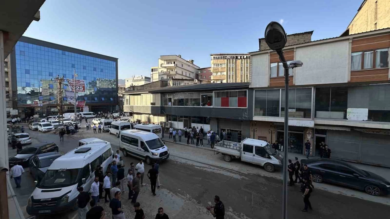 Hakkari'de ta�l� ve sopal� kavga: 3 yaral�