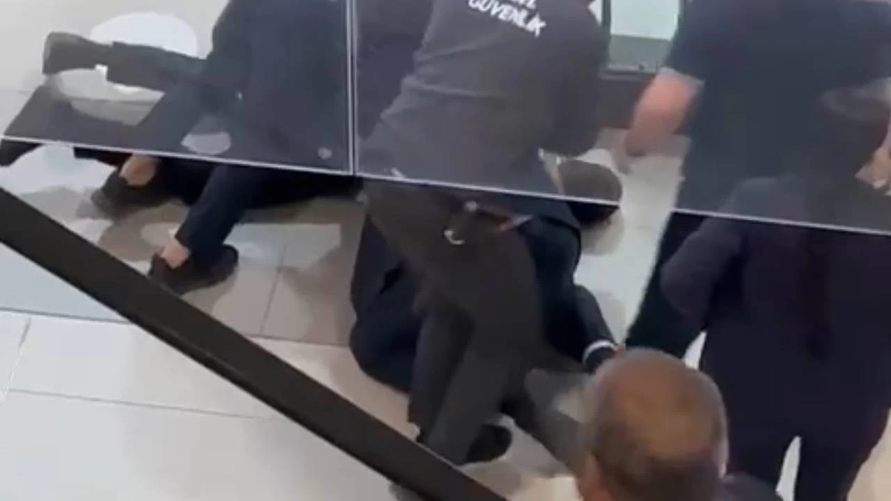 Hastanede kendine jiletle zarar verdi, g�venlikler son anda yeti�ti