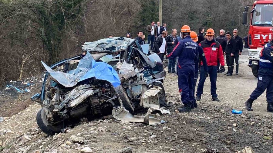 Hastaneye gitmek i�in bindikleri araba mezar oldu