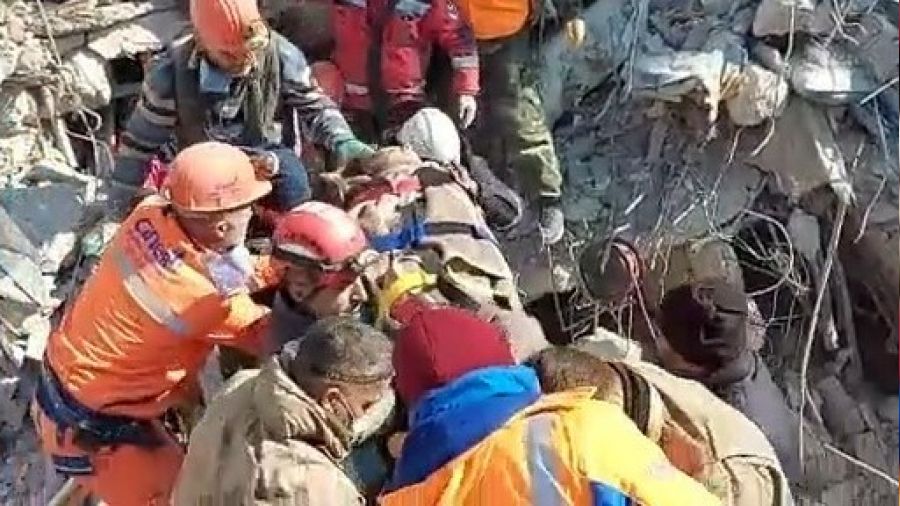 Hatay'da Duygu retmen 105'inci saatte kurtarld