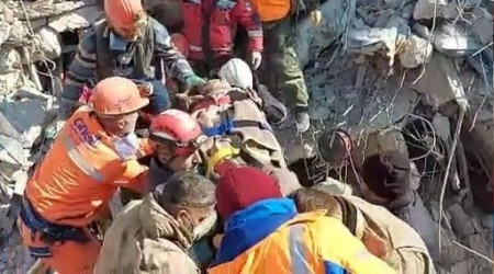 Hatay'da Duygu retmen 105'inci saatte kurtarld