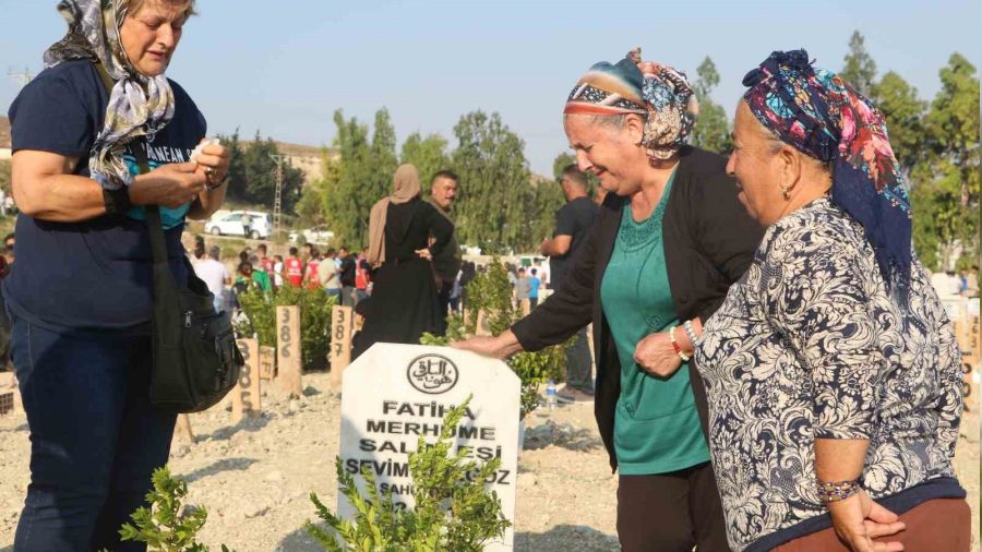 Hatay'da ilk bayram ziyareti deprem mezarl���na oldu