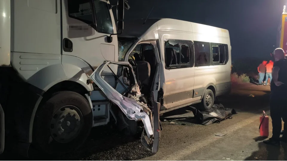 Hatay'da i��i servisi t�rla kafa kafaya �arp��t�: 1 �l�, 15 yaral�