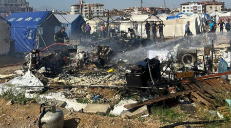 Hatay'da yangında bazı çadırlar kullanılamaz hale geldi