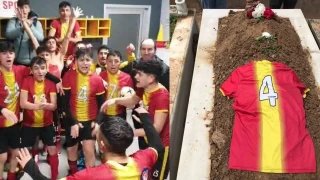 Hayatını kaybeden futbolcunun takım arkadaşlarından duygulandıran hareket