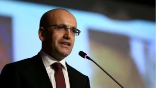 Hazine ve Maliye Bakanı Mehmet Şimşek, "Kamu çalışanı ve emeklilerin maaşlarına en az enflasyon kadar zam verdik, vermeye devam edeceğiz" dedi