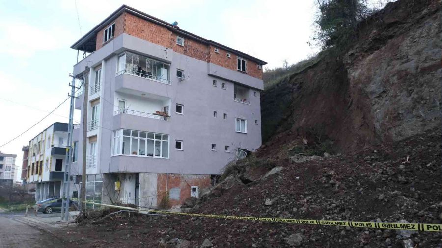 Heyelan 4 katlı binaya hasar verdi