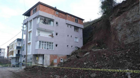 Heyelan 4 katlı binaya hasar verdi