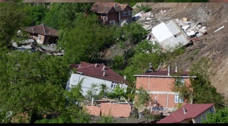 Heyelan aldı götürdü; 15 ev yıkıldı