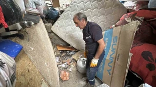 Heyelanda kaya parçalarının isabet ettiği ev hasar gördü