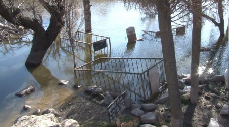 Heyelanın vurduğu köy mezarlığı sular altında kaldı