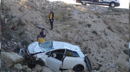 Hisarcık'ta otomobil uçuruma yuvarlandı