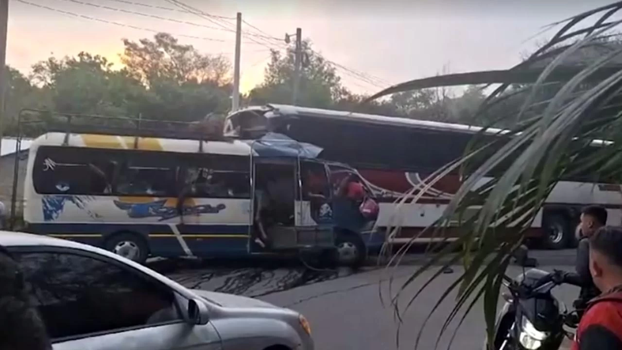 Honduras'ta iki otobüsün çarpıştığı kazada 19 kişi öldü