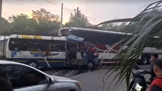 Honduras'ta iki otobüsün çarpıştığı kazada 19 kişi öldü