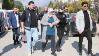 İki kadın komşularını 3 bilezik için öldürmüş