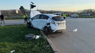 İki otomobil çarpıştı, ortalık savaş alanına döndü