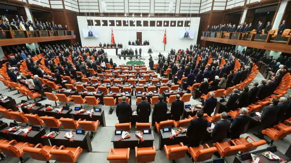  �ktidar�n "Ter�rs�z T�rkiye", DEM Parti'nin ise "Bar�� ve Demokratik Toplum" olarak adland�rd��� 12 maddelik "Mill� Dayan��ma ve Toplumsal B�t�nle�menin G��lendirilmesine Dair Kanun Teklifi" TBMM Ba�kanl���'na sunuldu