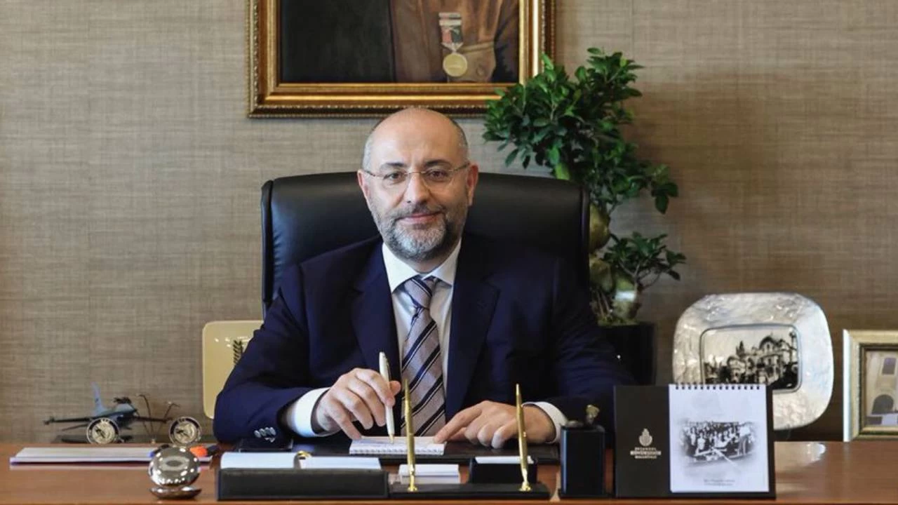 İmamoğlu'nun sağ kolu İzmir'den aday olmak için İBB'den istifa etti