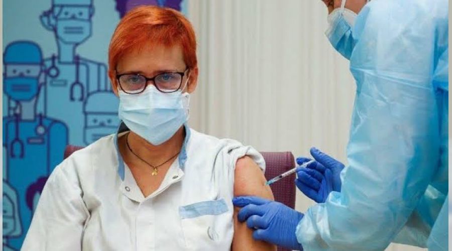 �ngiltere'de yeti�kinlerin y�zde 75'ine ilk doz a�� yap�ld�
