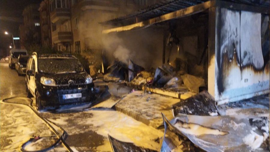 �n�aat alan�ndaki konteyner alev alev yand�