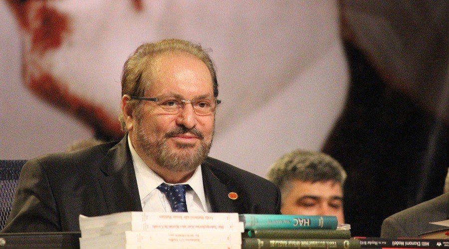 İnsan madde ve mana yönüyle bir bütündür