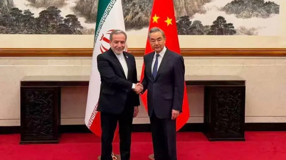 �ran D��i�leri Bakan� Arak�i, �inli mevkida�� Wang Yi ile g�r��t�
