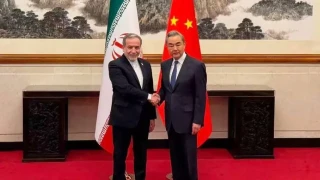 �ran D��i�leri Bakan� Arak�i, �inli mevkida�� Wang Yi ile g�r��t�