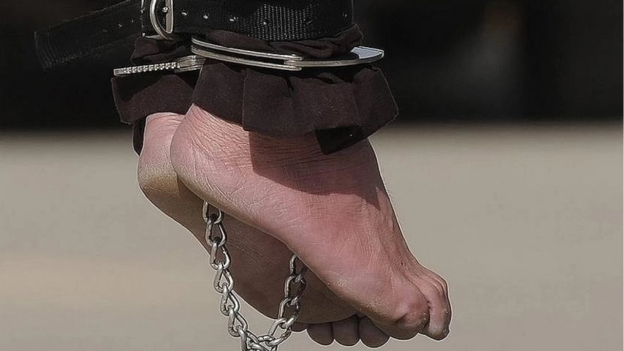 �ran'da 8 i��i elleri ve ayaklar� ba�l� halde �l� bulundu